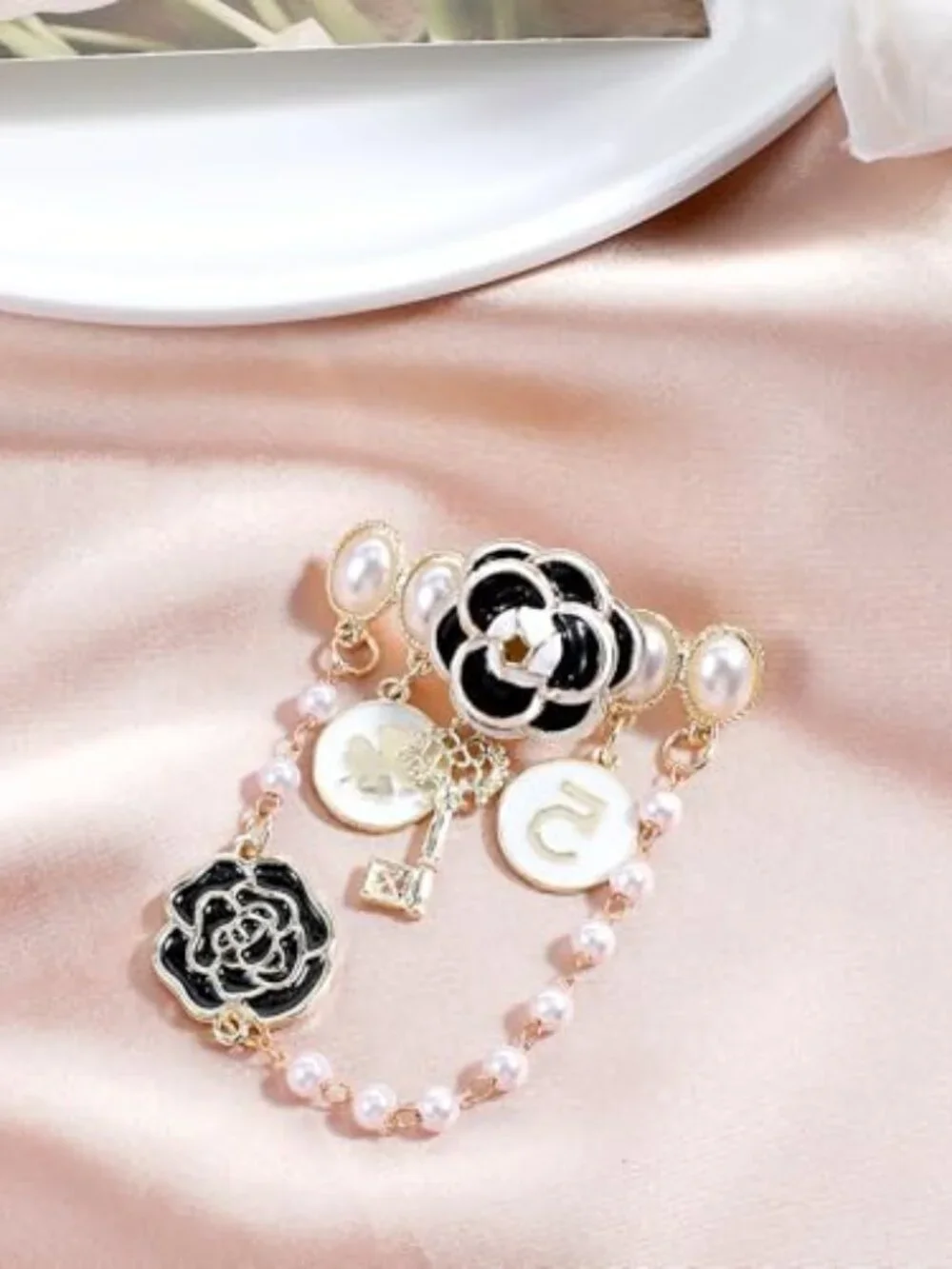 New - Imitation‎ Pearl Dangle Chain Brooch Vintage Lapel Pins and Brooches